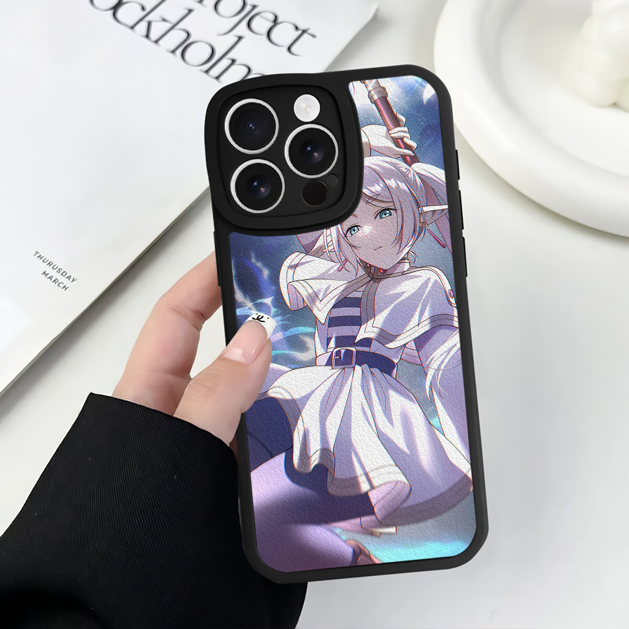 （画像用） 葬送のフリーレン Frieren 【iPhone 16シリーズ対応】シリコンスマホケース（レザー調） 材質：シリコン